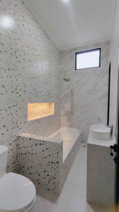 rumah baru siap huni lokasi strategis di griyaloka bsd