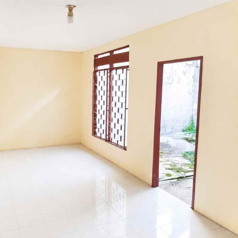 rumah di perumnas depok utara