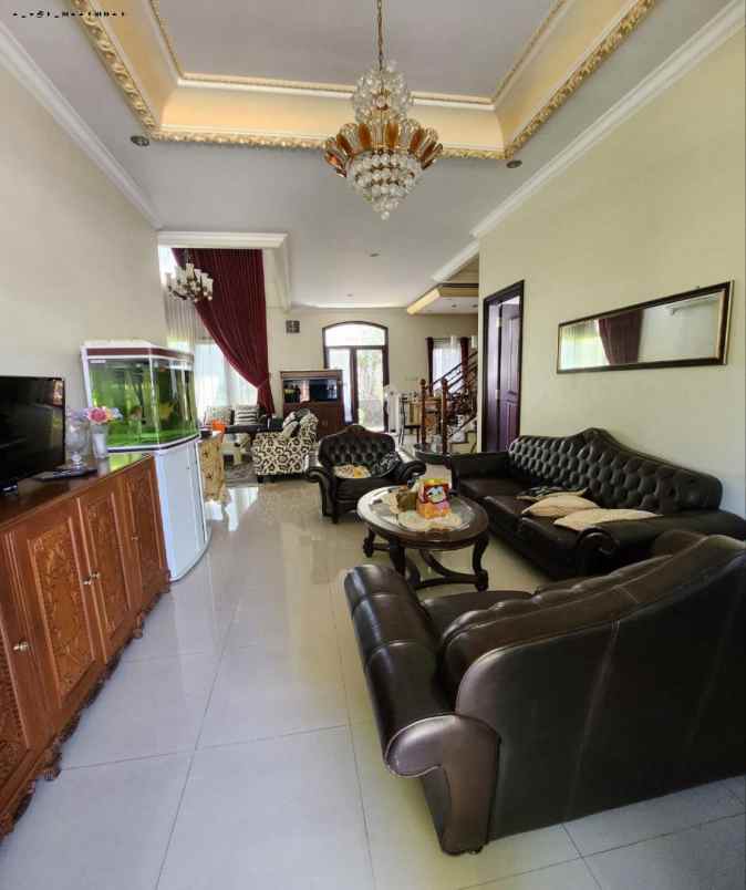 rumah klasik villa westwood pakuwon city strategis