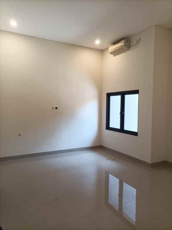 rumah manyar tirtomoyo baru gress