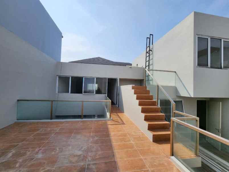 rumah mewah 3 lantai di citra garden 6 jkt barat