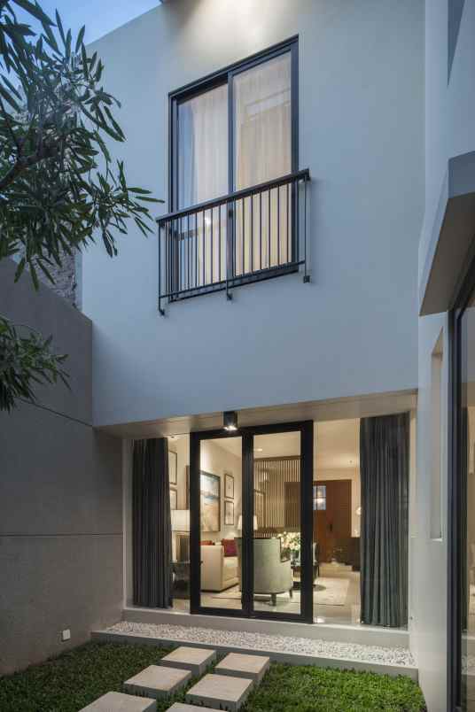 rumah mewah murah dua lantai di kebayoran baru