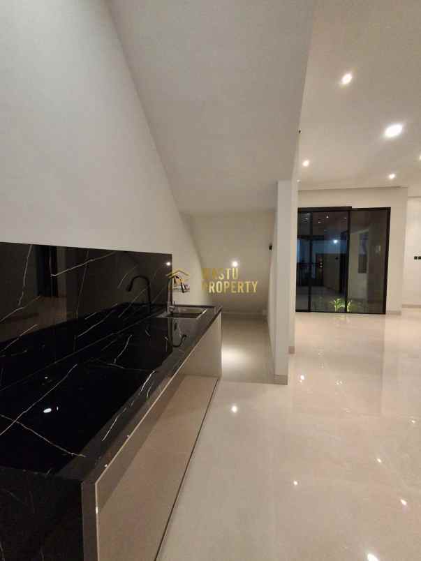 rumah mewah siap huni dekat monjali lokasi strategis