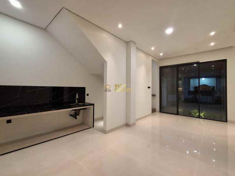 rumah mewah siap huni dekat monjali lokasi strategis