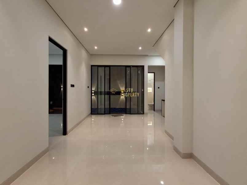 rumah mewah siap huni dekat monjali lokasi strategis