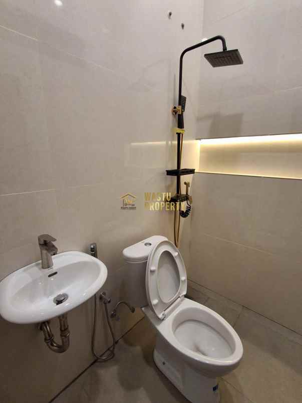 rumah mewah siap huni dekat monjali lokasi strategis