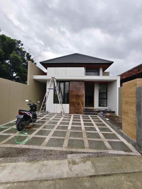 rumah modern dekat pasar gentan di jl kaliurang km 10