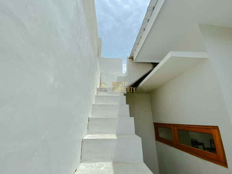 rumah modern dengan rooftop dekat jalan jogjasolo