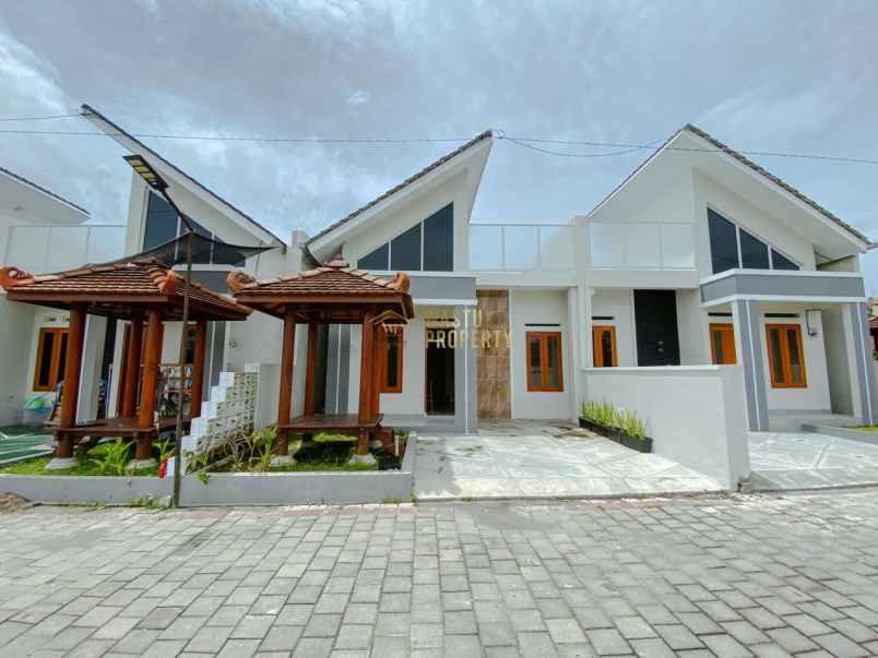 rumah modern dengan rooftop dekat jalan jogjasolo