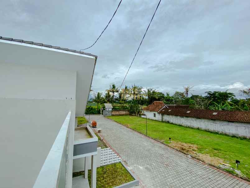 rumah modern dengan rooftop dekat jalan jogjasolo