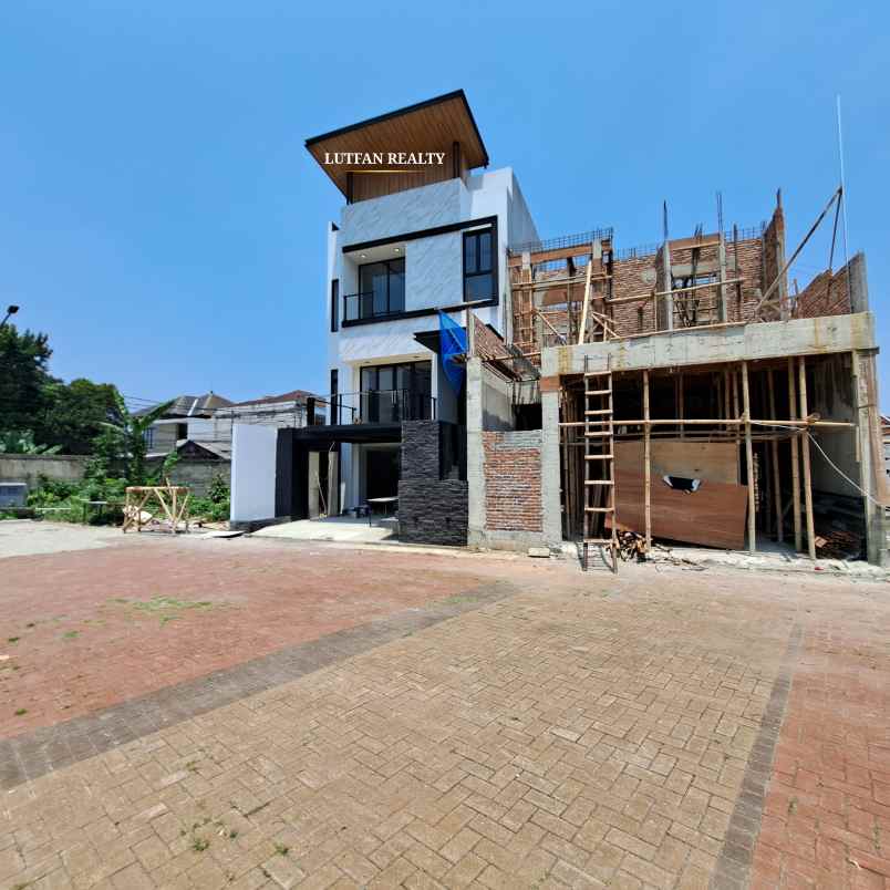 rumah modern kontemporer jagakarsa dalam cluster