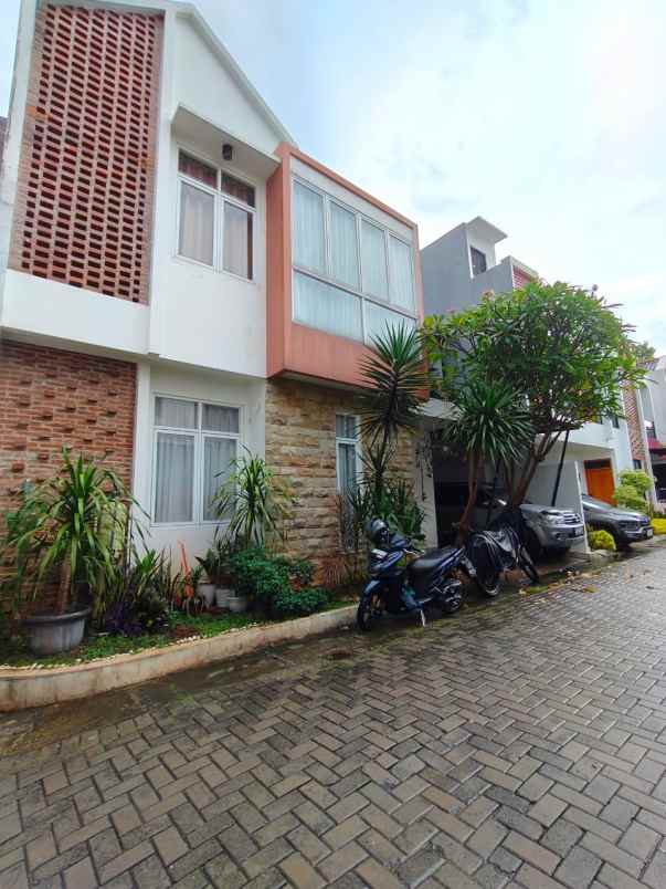 rumah second terawat dalam cluster di kalisari jaktim