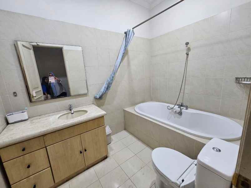 rumah zona komersial di jalan bangka jakarta selatan