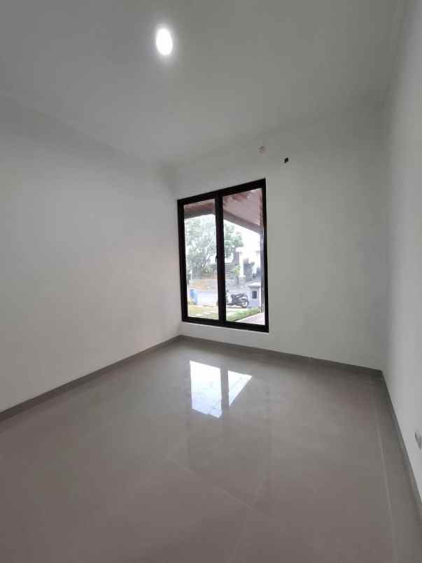 dijual cepat rumah 2 lantai siap huni di kota wisata