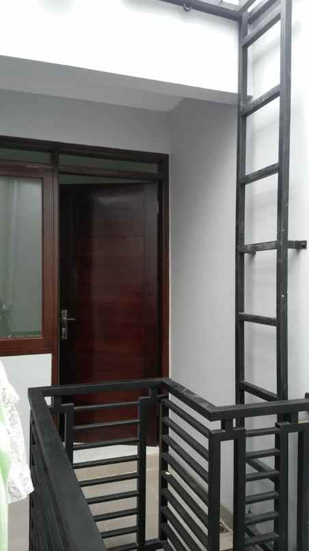 dijual rumah 2 lantai di the address cibubur