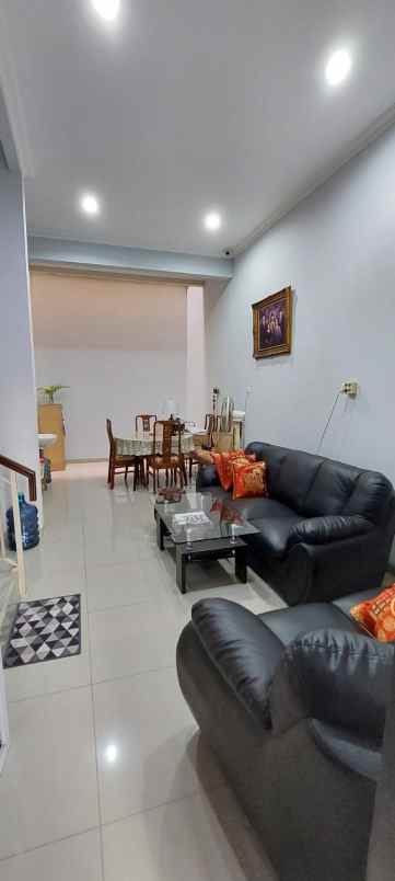 dijual rumah agung barat