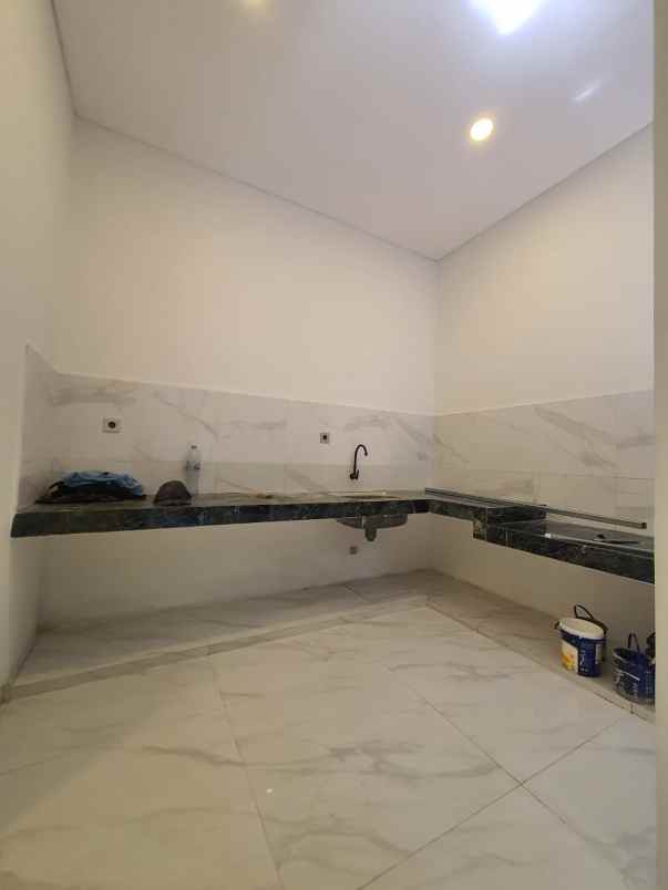 dijual rumah babatan pantai