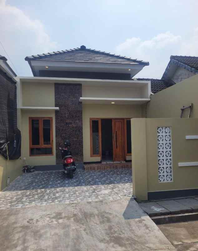 dijual rumah balas klumprik wiyung