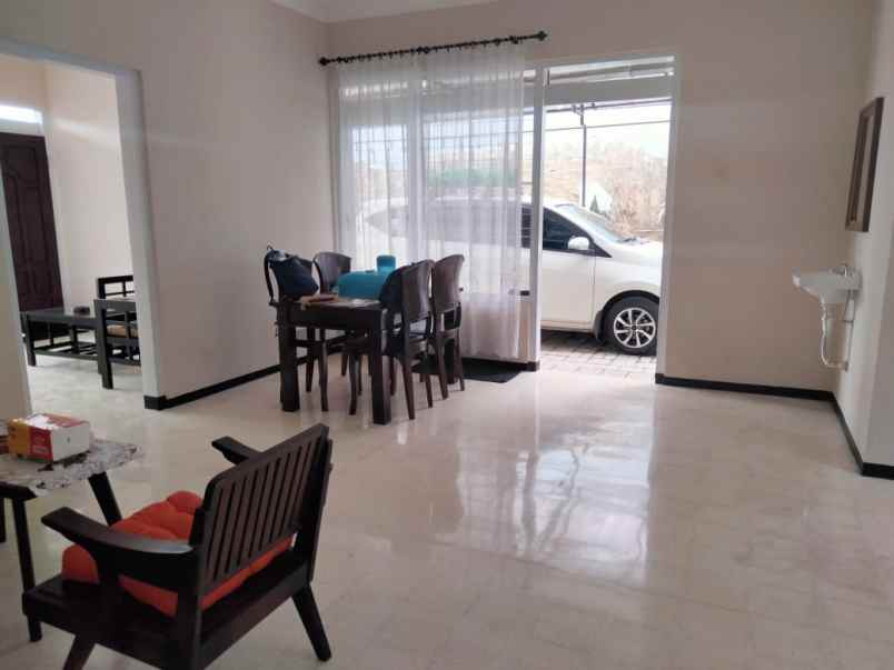 dijual rumah batu
