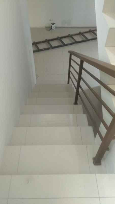 dijual rumah cluster grande setraduta