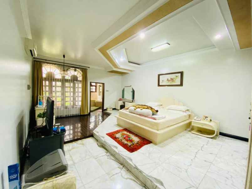 dijual rumah dharmahusada indah