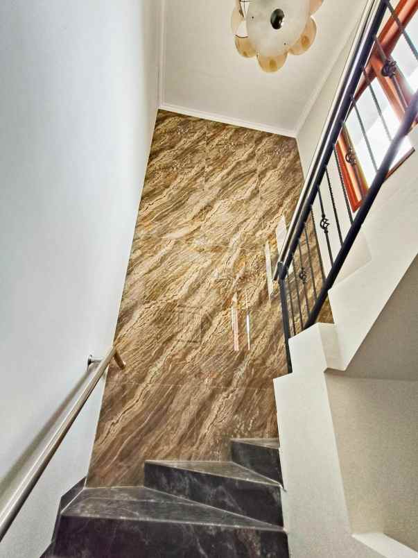 dijual rumah dukuh kupang timur sawahan