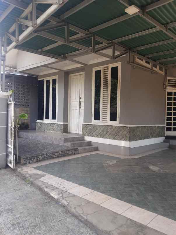 dijual rumah gg waru