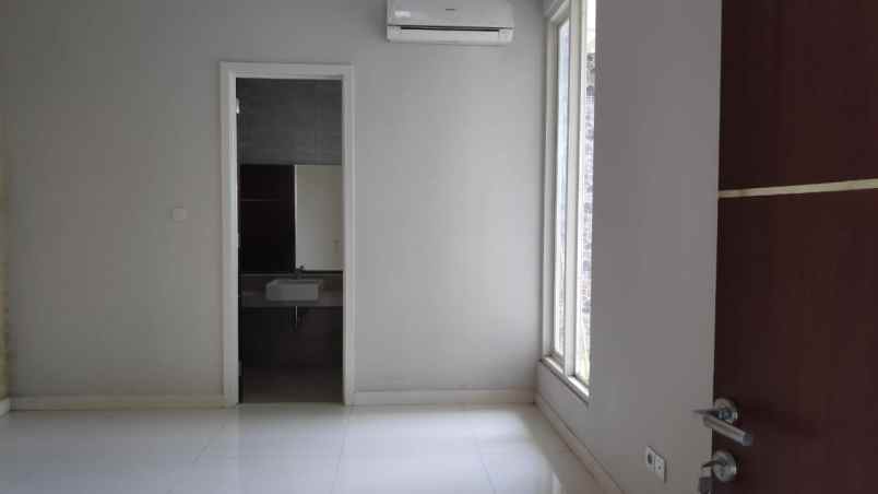 dijual rumah graha santoso regency