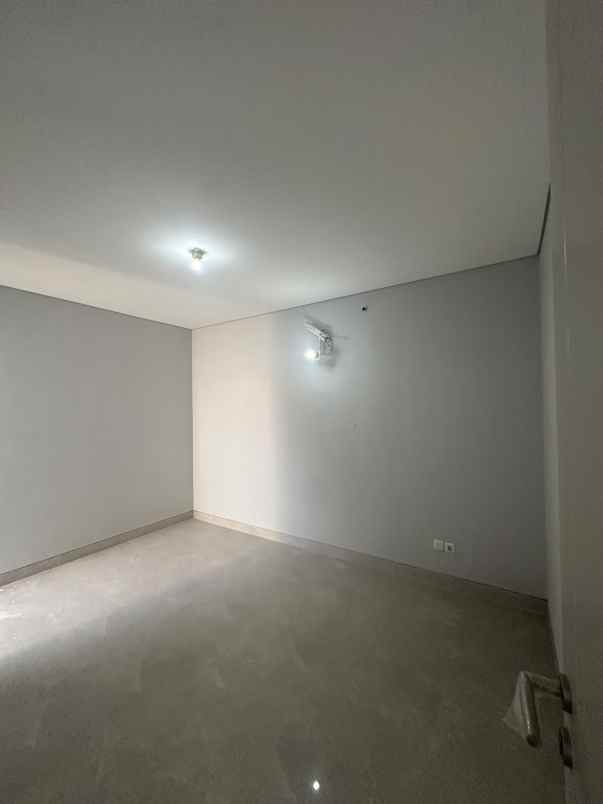 dijual rumah grand pakuwon gladstone