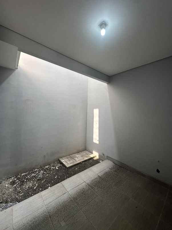 dijual rumah grand pakuwon gladstone