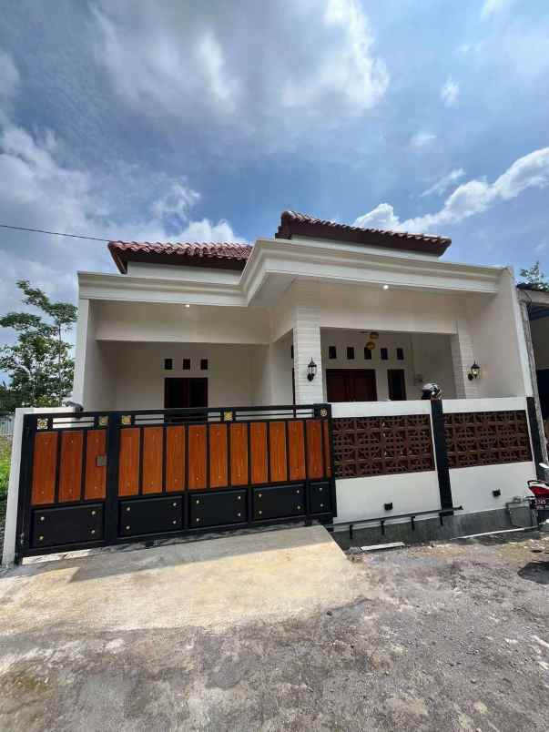 dijual rumah gunung pati