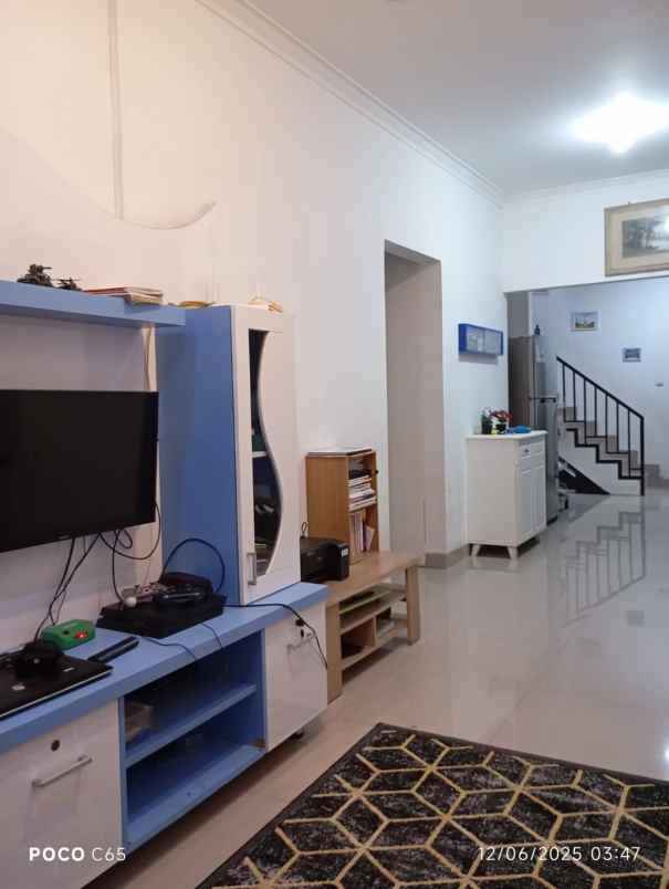 dijual rumah hook 2 lantai