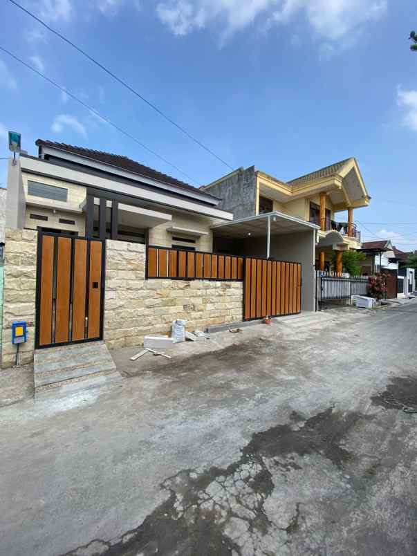 dijual rumah jalan candi mendut