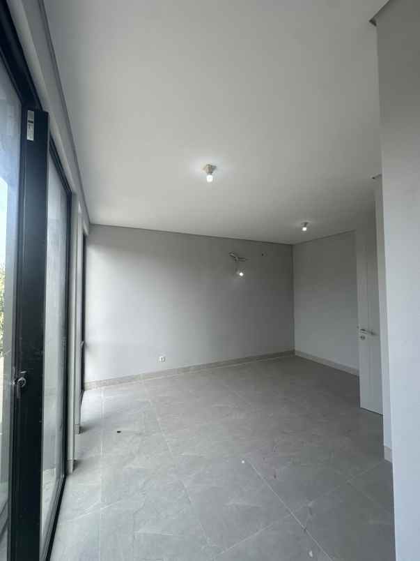 dijual rumah jalan grand pakuwon