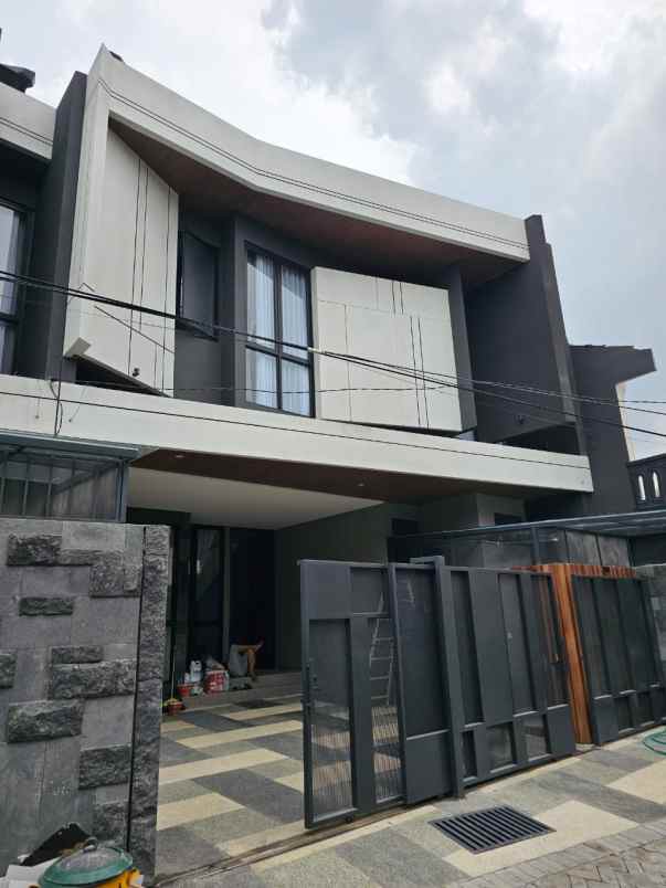 dijual rumah jalan manyar indah