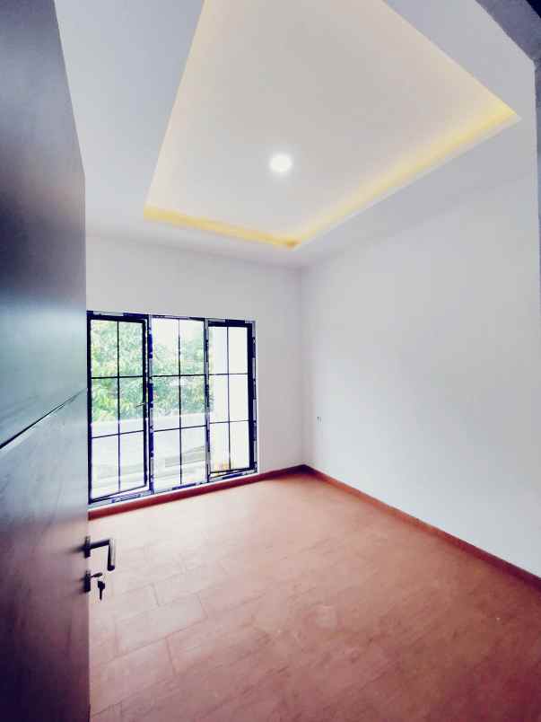 dijual rumah jalan raya meruya utara