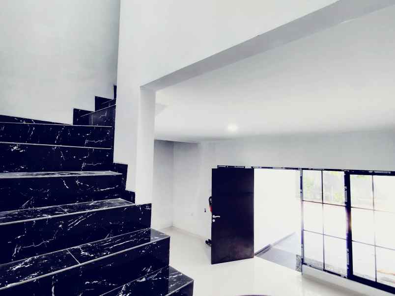 dijual rumah jalan raya meruya utara