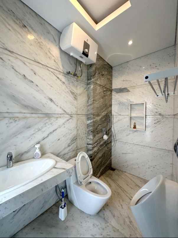 dijual rumah jalan raya sambikerep