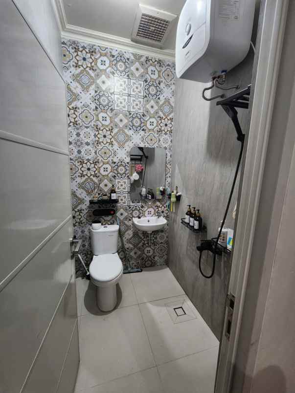 dijual rumah jl jambore