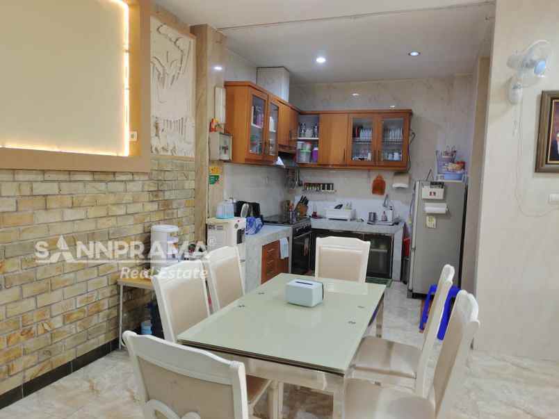 dijual rumah jln boulevard gdc