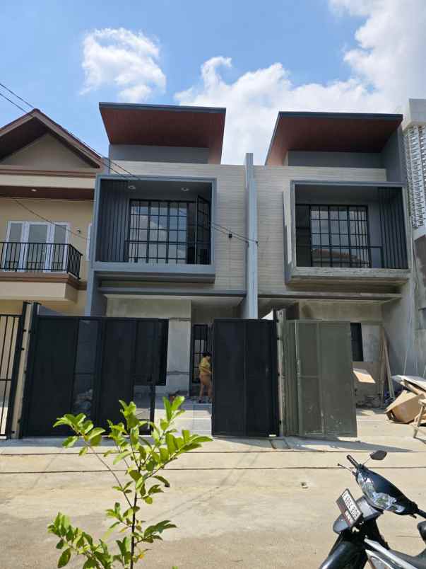 dijual rumah kav dki meruya utara jakbar
