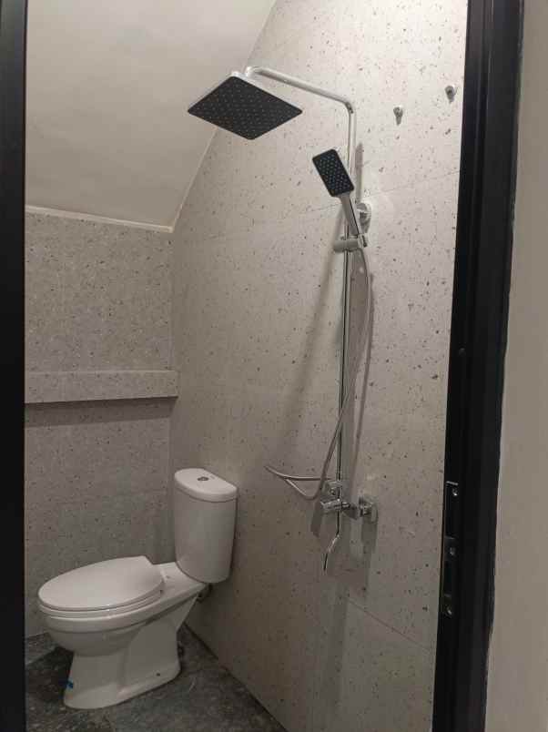 dijual rumah kav dki meruya utara jakbar