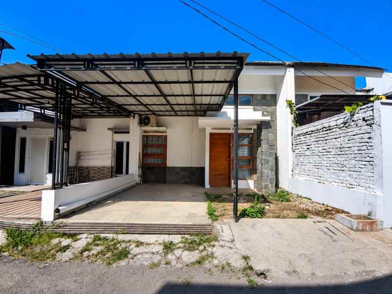 dijual rumah komplek buana soeta