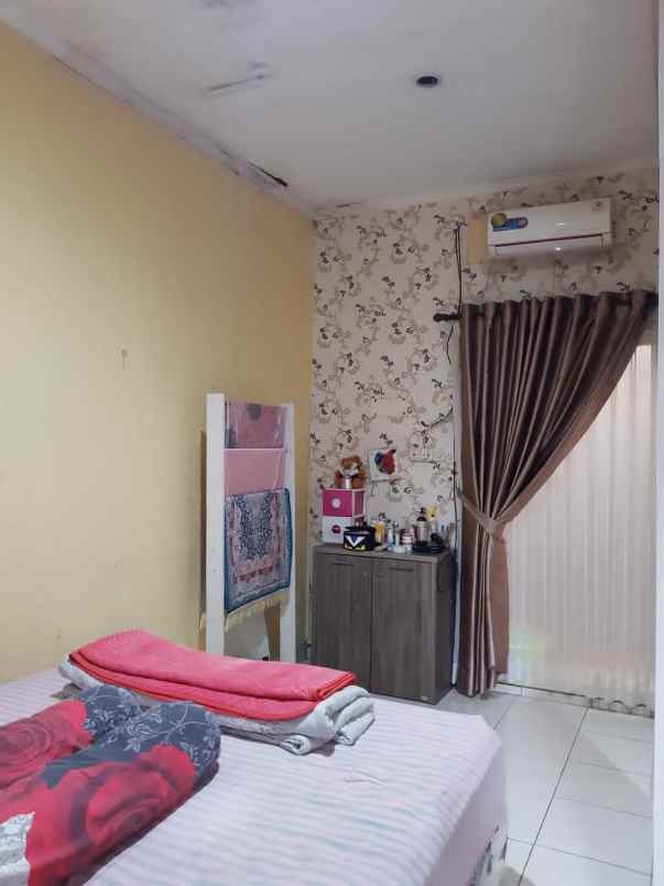 dijual rumah komplek buana soeta