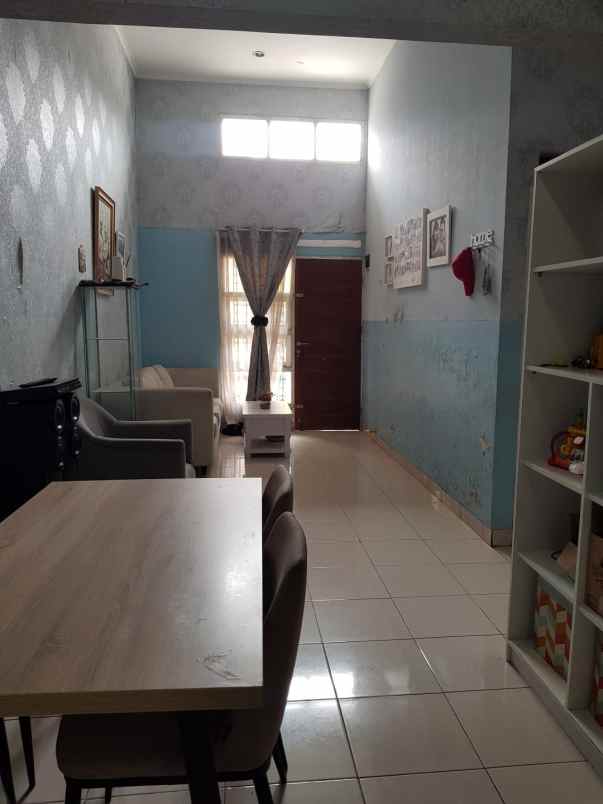 dijual rumah komplek buana soeta