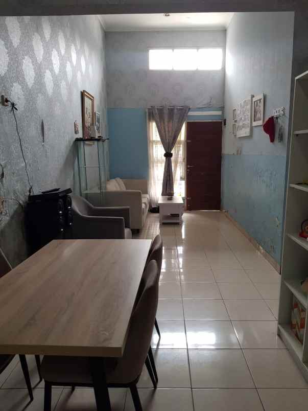 dijual rumah komplek buana soeta