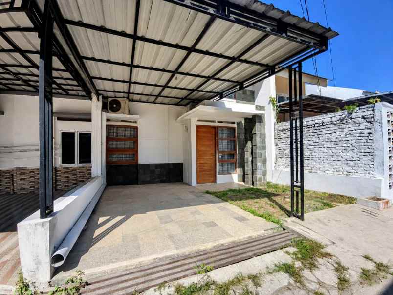 dijual rumah komplek buana soeta