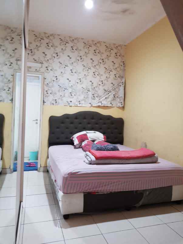 dijual rumah komplek buana soeta