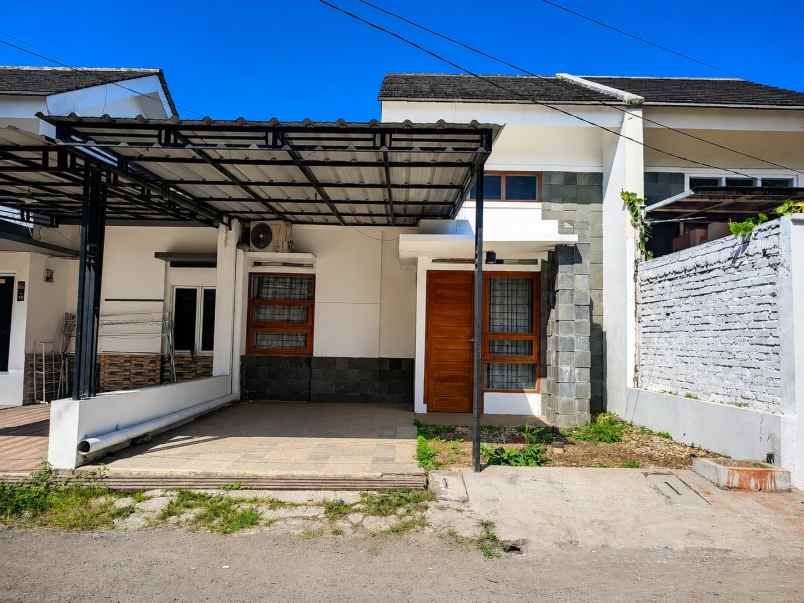 dijual rumah komplek buana soeta