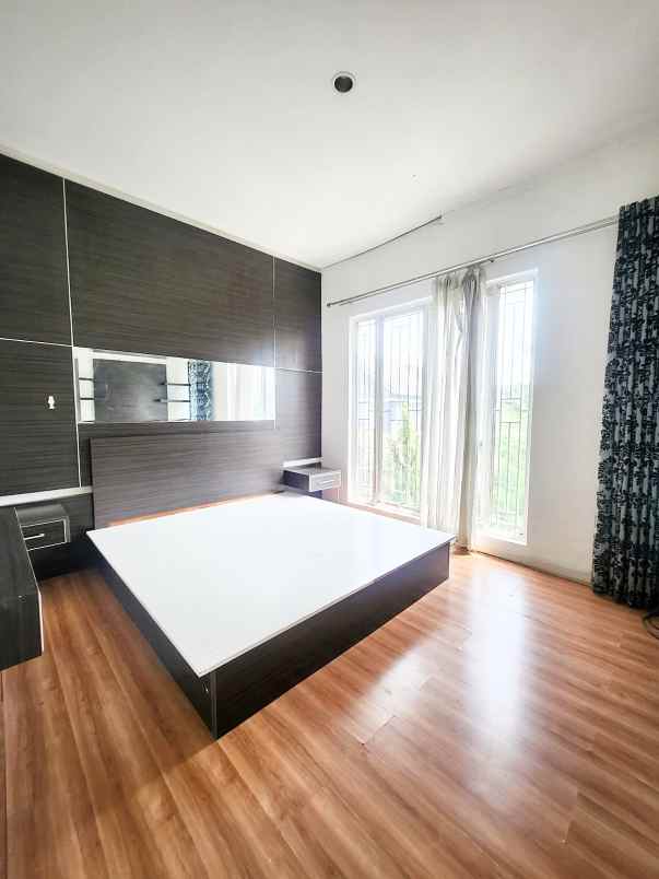 dijual rumah komplek emerald bintaro